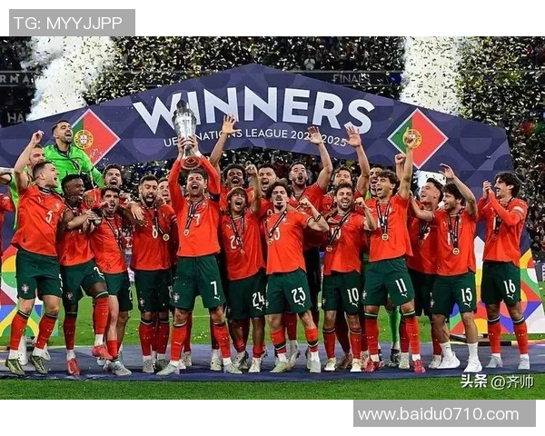 欧冠赛场惊现奇葩一幕球迷闯入抢夺C罗球衣引发热议